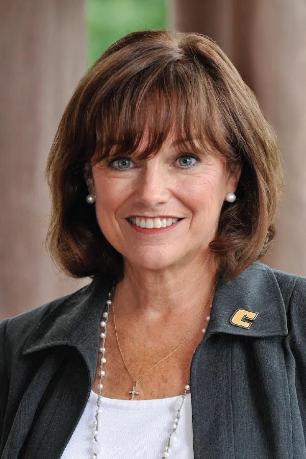 Headshot of Jayne Holder